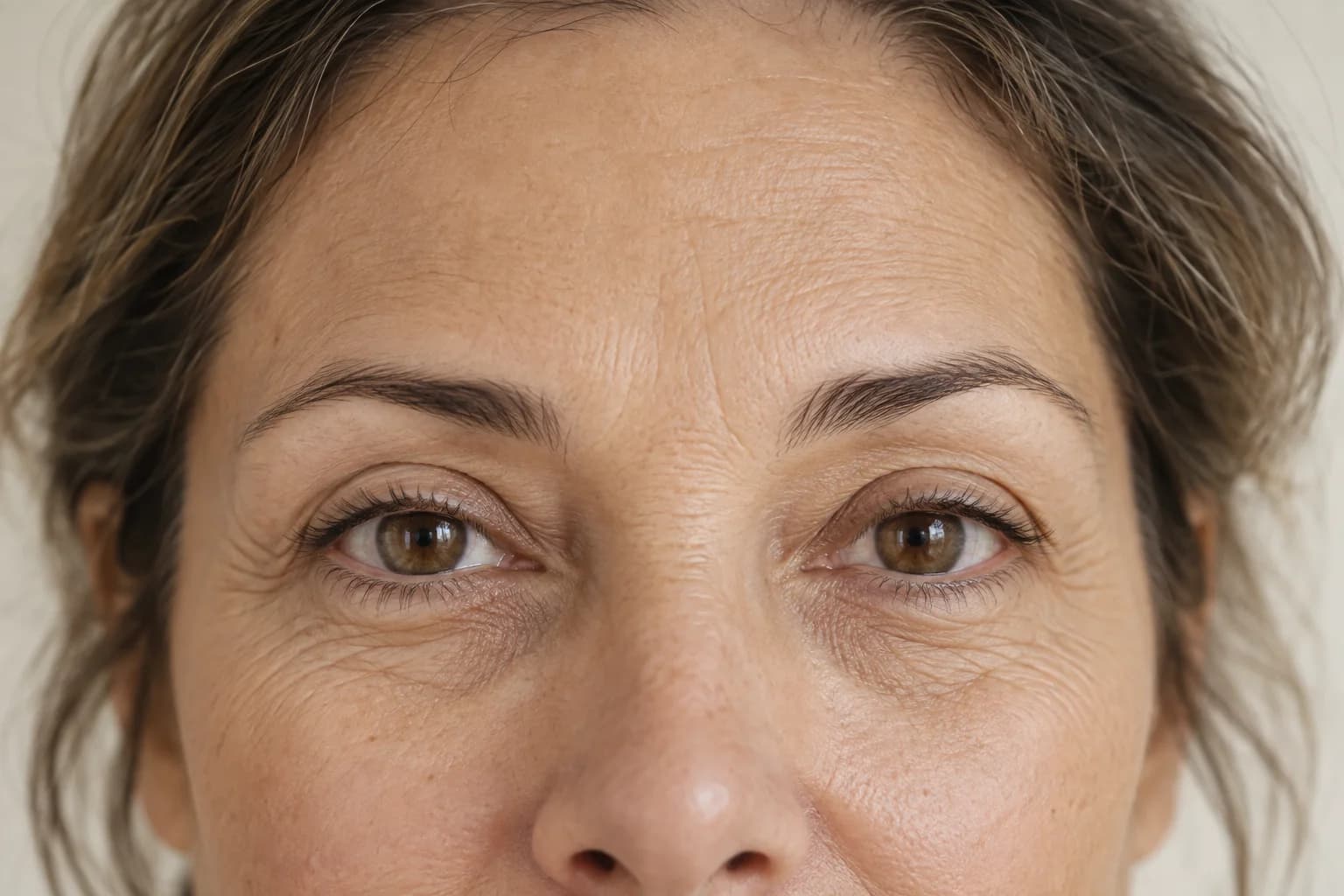 Olhos e pálpebras de mulher adulta fictícia — imagem gerada por IA