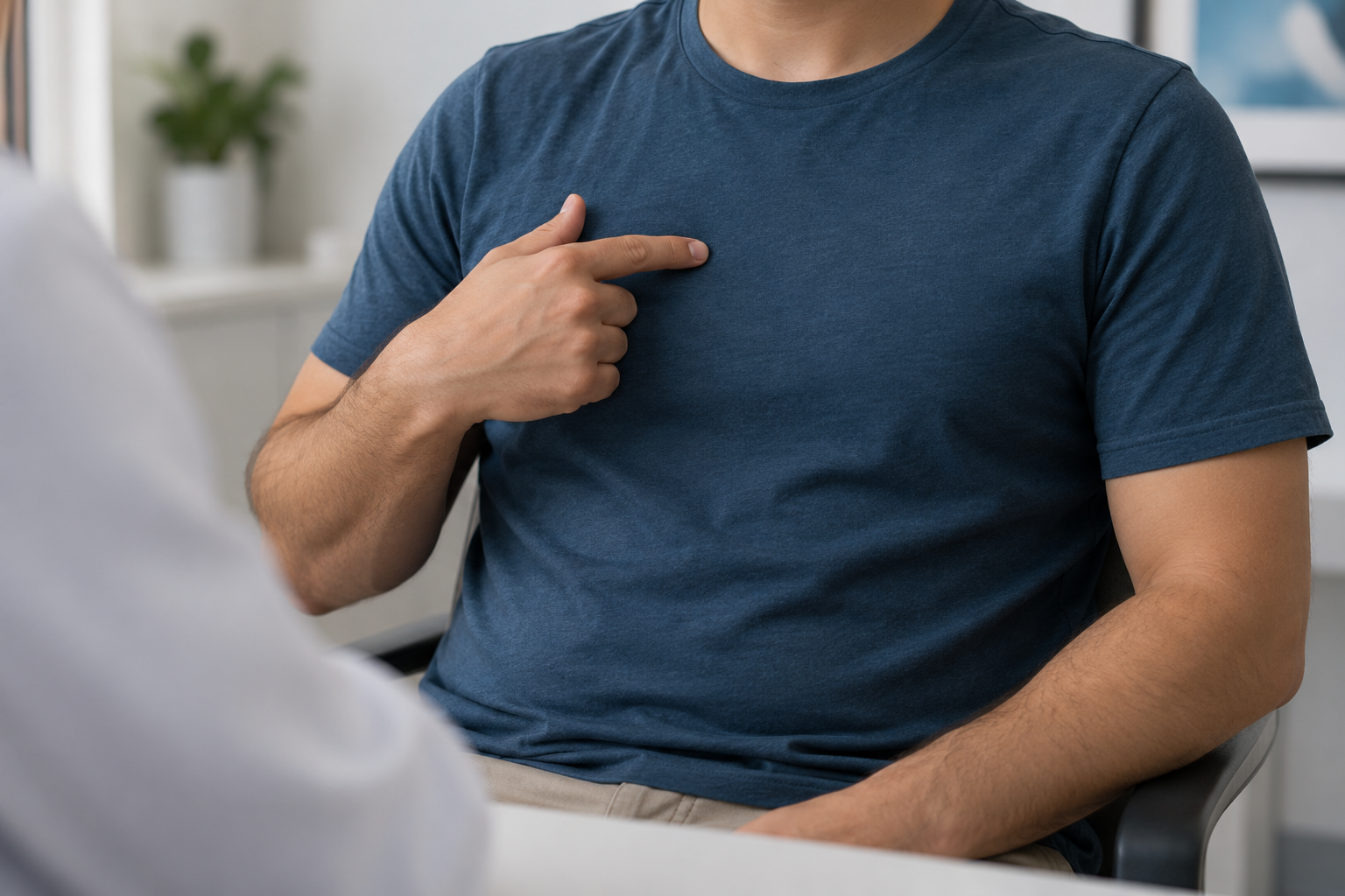 Cena ilustrativa de homem vestido apontando a região do tórax durante uma conversa em consulta.